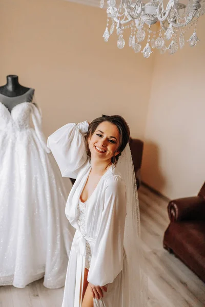 Une Mariée Costume Corps Dentelle Robe Soie Avec Voile Pose — Photo