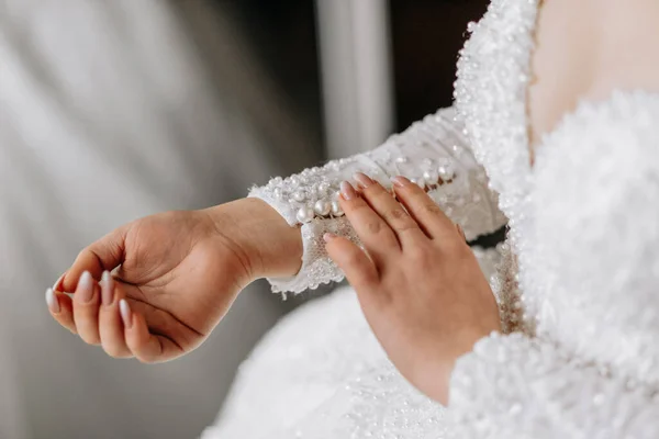 Bride Fastens Sleeve Her Wedding Dress Morning Bride Preparation Wedding — Stock Photo, Image