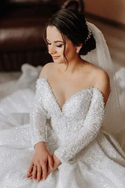 Noiva Vestido Noiva Longo Volumoso Posa Sentada Cama Seu Quarto — Fotografia de Stock
