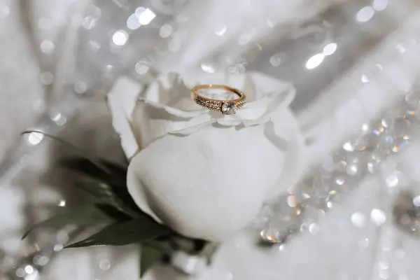 Anillo Bodas Oro Con Diamante Encuentra Una Rosa Blanca Mañana — Foto de Stock