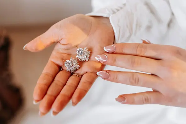 Cropped Photo Bride Holding Her Earrings Beautiful Hands Manicure — Stock Photo, Image