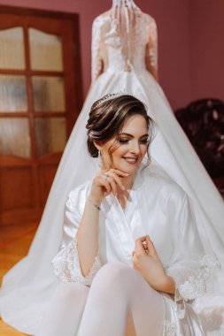 Güzel bir gelin, gelinlik içinde çekici bir kadın, şık bir saç stili ve makyaj. Mutlu gelin kadın. Gülümseyen gelin. Düğün günü. Harika bir gelin. Evlilik..