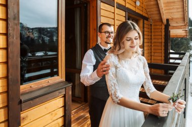 Beyaz gelinlikli gelin, damadı bekliyor. Gelin ve damadın ilk buluşması. Doğada düğün kışın.