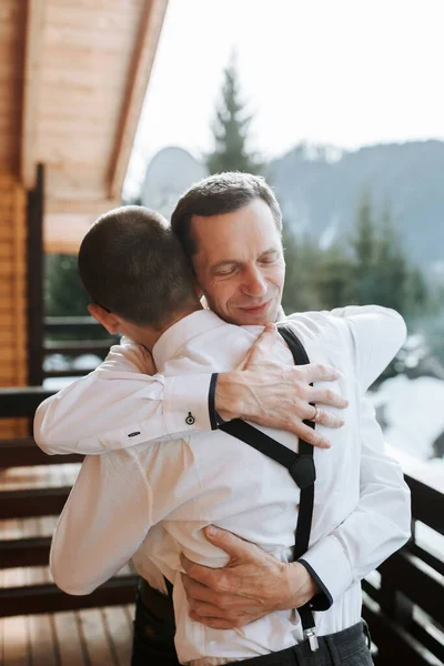 Отец Обнимает Своего Взрослого Сына Помогает Ему Подготовиться Свадьбе Теплые — стоковое фото