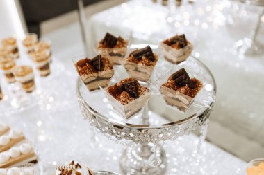 Düğün için çikolata. Şekerleme masasında tatlı, kek ve kurabiye var. Güzel ve lezzetli..