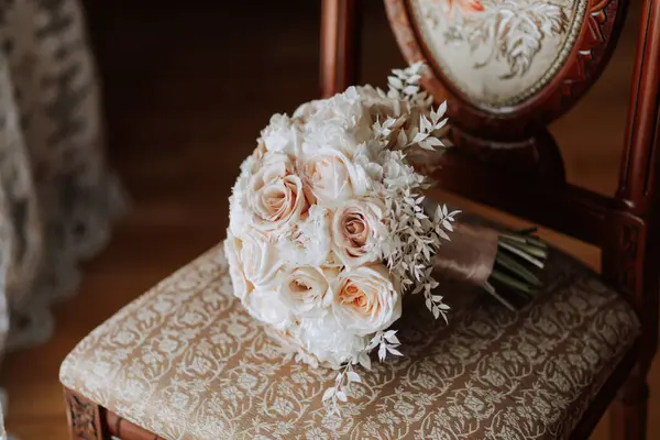 家庭风格 在阳光下 在家里的椅子上 一束一束束的奶油和粉红色的花正在举行婚礼 新娘和新郎的详细情况 — 图库照片