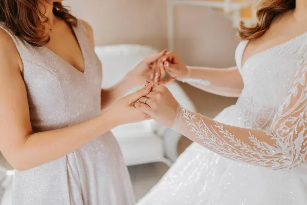 Friend Helps Bride Fasten Her Dress Woman Helps Her Friend — Stock Photo, Image