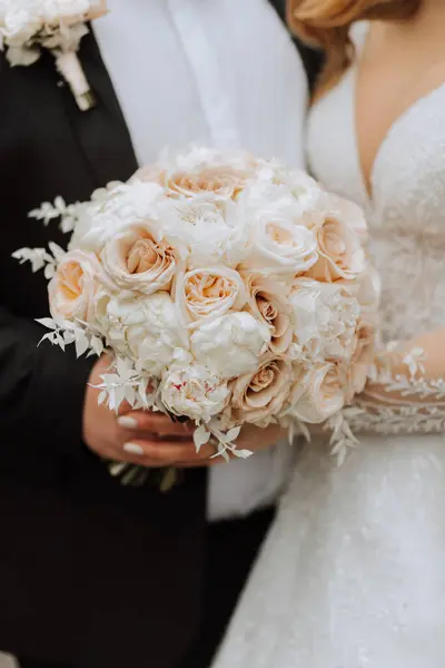 Noiva Está Segurando Lindo Buquê Casamento Flores Rosa Vestido Noiva — Fotografia de Stock