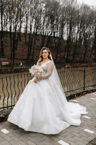 Bela Noiva Com Buquê Casamento Flores Mulher Atraente Vestido Noiva — Fotografia de Stock
