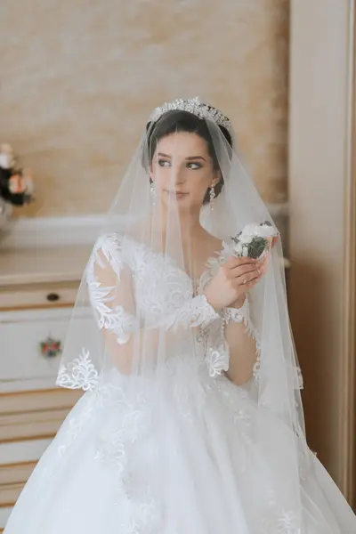 Portrait Une Mariée Tendre Dans Une Robe Mariée Une Belle — Photo
