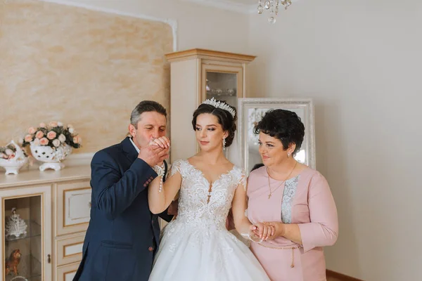 Pais Felizes Segurar Mãos Noiva Que Está Casando Apoiá Vestindo — Fotografia de Stock