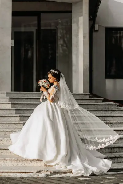 Красивая Невеста Свадебным Букетом Цветов Привлекательная Женщина Свадебном Платье Длинной — стоковое фото
