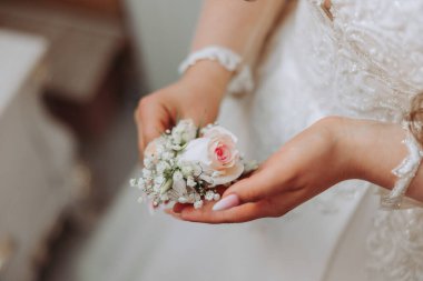 Çiçek yaka çiçekleri gelinin elinde. Düğün detayları. Gelin ve damadın ilk buluşması. Gelin damadı bekliyor..