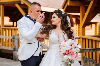 O ona evet dedi. Genç bir adam karısının elini altın bir yüzükle öpüyor ve evlenme teklif ediyor. Genç bir çiftin nişanı. Sevgi ve birlik kavramı.