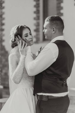 Düğün için. Aşk ve çift düğün için bahçede. Törenin ve bağlılığın kutlanması. Tarihi kaydet. Güven. Gelin ve damat kucaklaşır. Parkta gülümse ve sev. Damat gelini kucaklıyor..