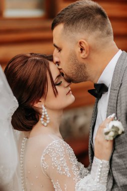 Düğün için. Aşk ve çift düğün için bahçede. Törenin ve bağlılığın kutlanması. Tarihi kaydet. Güven. Gelin ve damat kucaklaşır. Gülümse ve sev. Damat gelini kucaklar ve öper..