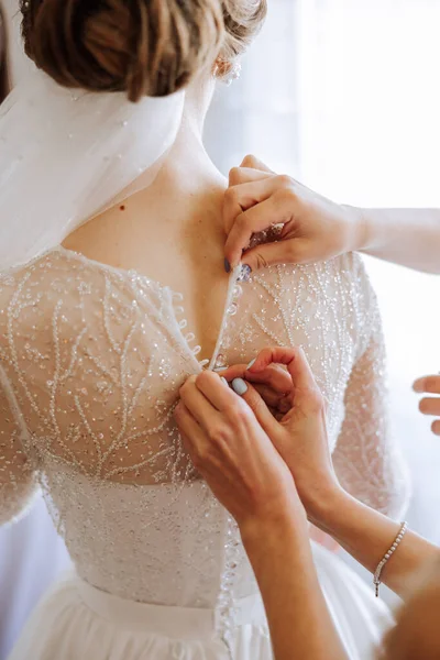 Morning Bride Bride Maid Honor Helps Bride Lace Her Dress — Stock Photo, Image