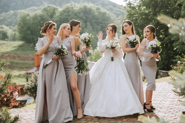 신부와 신부의 초상화 드레스에 신부와 드레스에 신부는 그들의 결혼식 꽃다발을 — 스톡 사진