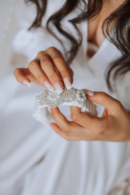 Gelinin detayları. Güzellik detaylarda gizlidir. Yüksek topuklu gelin ayakkabıları. Elmaslı altın alyans. Parfümler. Küpeler. Düğün ayrıntıları..