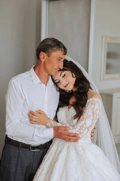 Uma Linda Noiva Com Pai Dia Casamento Melhores Momentos Dia — Fotografia de Stock