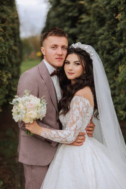 Düğün için. Aşk ve çift düğün için bahçede. Törenin ve bağlılığın kutlanması. Tarihi kaydet. Güven. Gelin ve damat kucaklaşır. Gülümse ve sev. Mutlu ve aşık gelinlerin ve damatların fotoğrafı..