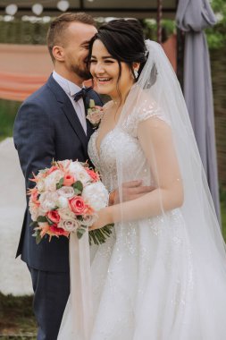 Düğün için. Aşk ve çift düğün için bahçede. Törenin ve bağlılığın kutlanması. Tarihi kaydet. Güven. Gelin ve damat kucaklaşır. Gülümse ve sev. Mutlu ve aşık gelinlerin ve damatların fotoğrafı..