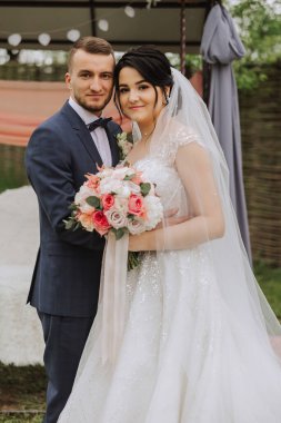 Düğün için. Aşk ve çift düğün için bahçede. Törenin ve bağlılığın kutlanması. Tarihi kaydet. Güven. Gelin ve damat kucaklaşır. Gülümse ve sev. Mutlu ve aşık gelinlerin ve damatların fotoğrafı..