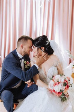 Düğün için. Aşk ve çift. Töreni ve bağlılığı kutluyoruz. Tarihi kaydet. Güven. Gelin ve damat kucaklaşır. Gülümse ve sev. Mutlu ve aşık gelinlerin ve damatların fotoğrafı..