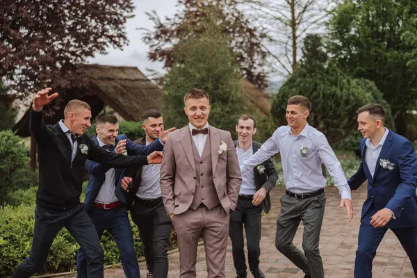 Vrolijke Jonge Energieke Getuigen Van Bruidegom Naast Bruidegom Vrienden Feliciteren — Stockfoto