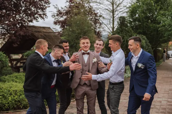 Vrolijke Jonge Energieke Getuigen Van Bruidegom Naast Bruidegom Vrienden Feliciteren — Stockfoto