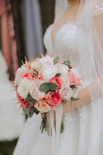 Noiva Está Segurando Buquê Casamento Foto Cortada Detalhes Casamento Vestido — Fotografia de Stock