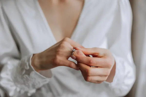 현대적인 매니큐어 햇빛으로 여자의 손가락에 우아한 다이아몬드 반지의 클로즈업 사랑과 — 스톡 사진