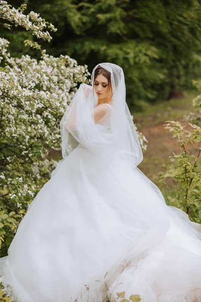 Rothaarige Braut Einem Üppigen Kleid Mit Offener Oberweite Posiert Einen — Stockfoto