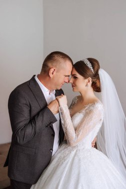 Düğün gününde babasıyla birlikte güzel bir gelin. Düğün gününün en güzel anları. Kızı ve babası..