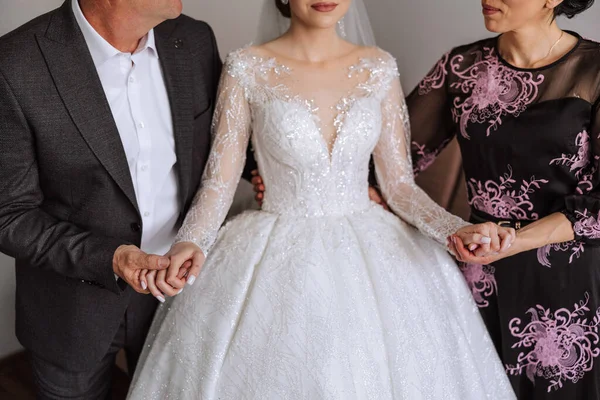 Pais Felizes Segurar Mãos Noiva Que Está Casando Apoiá Vestindo — Fotografia de Stock