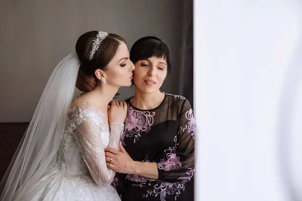 Uma Mãe Bonita Feliz Sua Filha Noiva Estão Lado Outro — Fotografia de Stock