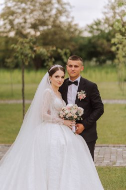 Düğün için. Aşk ve çift düğün için bahçede. Töreni ve bağlılığı kutluyoruz. Tarihi kaydet. Güven. Gelin ve damat kucaklaşır. Birbirine aşık bir çift. Düğün portresi