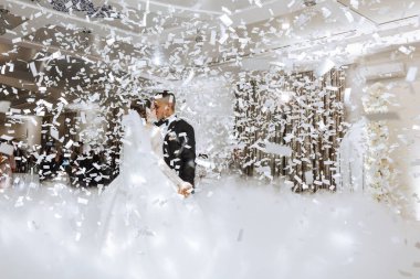 Gelin ve damadın büyük ışık ve atmosferi olan zarif bir restoranda evlenmesi. Gelin ve damadın ilk dansı.