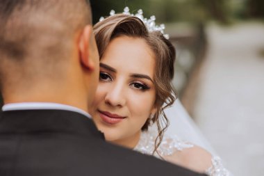 Düğün için. Aşk ve çift düğün için bahçede. Töreni ve bağlılığı kutluyoruz. Tarihi kaydet. Güven. Damat gelini kucaklıyor. Şefkatli öpücükler. Birbirine aşık bir çift. Düğün portresi