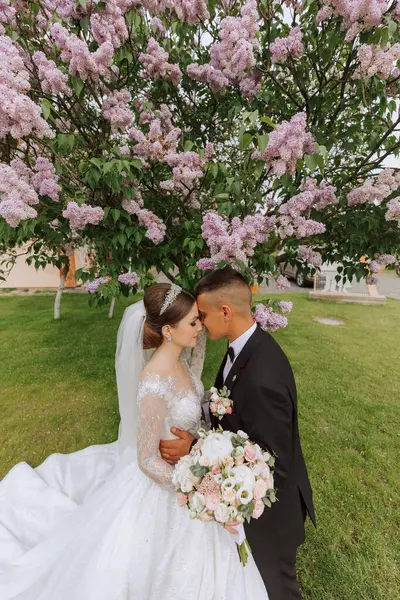 Bröllop Kärlek Och Par Trädgården För Bröllop Firar Ceremonin Och — Stockfoto