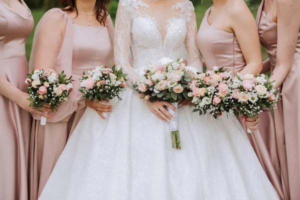 신부와 신부의 초상화 파우더 드레스와 결혼식 세련된 꽃다발을 드레스와 신부에 — 스톡 사진