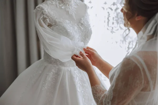 Happy Bride Preparing Her Luxurious Wedding Hotel Room Wedding Dress — Stock Photo, Image