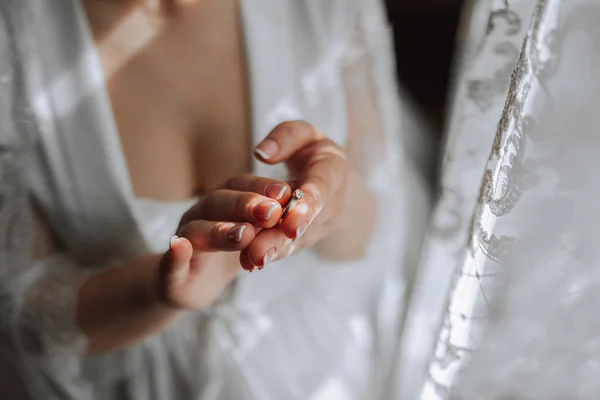 현대적인 매니큐어 햇빛으로 여자의 손가락에 우아한 다이아몬드 반지의 클로즈업 사랑과 — 스톡 사진