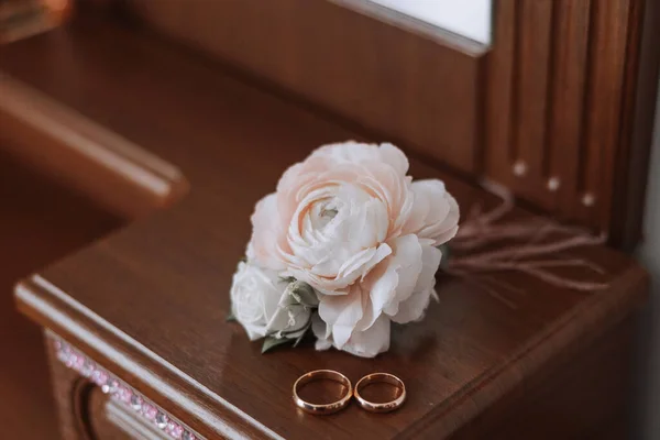 新娘的细节 美丽就在细节中 高跟鞋的新娘鞋 金戒指上有颗钻石香水 耳环的细节婚礼 — 图库照片
