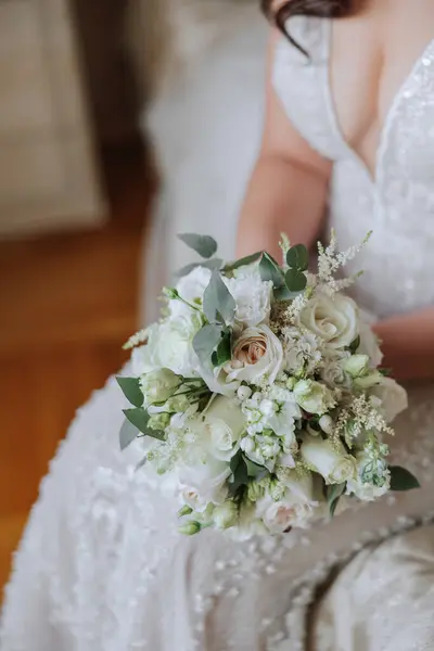 Noiva Vestido Noiva Estreito Mantém Buquê Rosas Brancas Atrás Suas — Fotografia de Stock