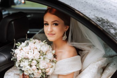 Gelin arabanın camından dışarı bakıyor. Araba vitrininde utangaç bir gelinin yakın plan portresi. Gelin gülümsemesi duyguları