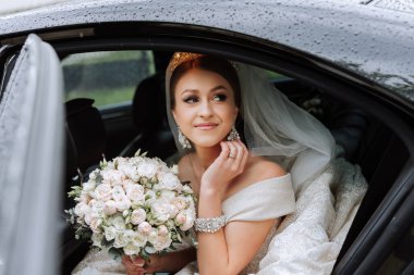 Gelin arabanın camından dışarı bakıyor. Araba vitrininde utangaç bir gelinin yakın plan portresi. Gelin gülümsemesi duyguları