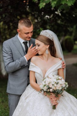 Gelin zarif, gür, beyaz bir gelinlik ve uzun bir duvak giyer ve damadı için hazırdır. Gelin ve damadın ilk buluşması.