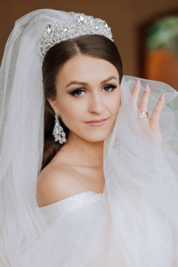 güzel gelin düğün çiçek kokulu, gelinlik çekici kadın. mutlu yeni evli bir kadın. gelin düğün makyaj ve saç modeli ile. Gelin gülümseyen. düğün günü. çok güzel bir gelin. evlilik.