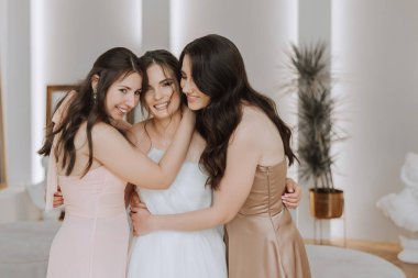 Güzel bir gelin ve nedimeleri sabah eğleniyorlar. Düğün kutlaması. En iyi arkadaşlarının düğününde mutlu kızlar. Nedimeleriyle güzel ve zarif bir gelin.